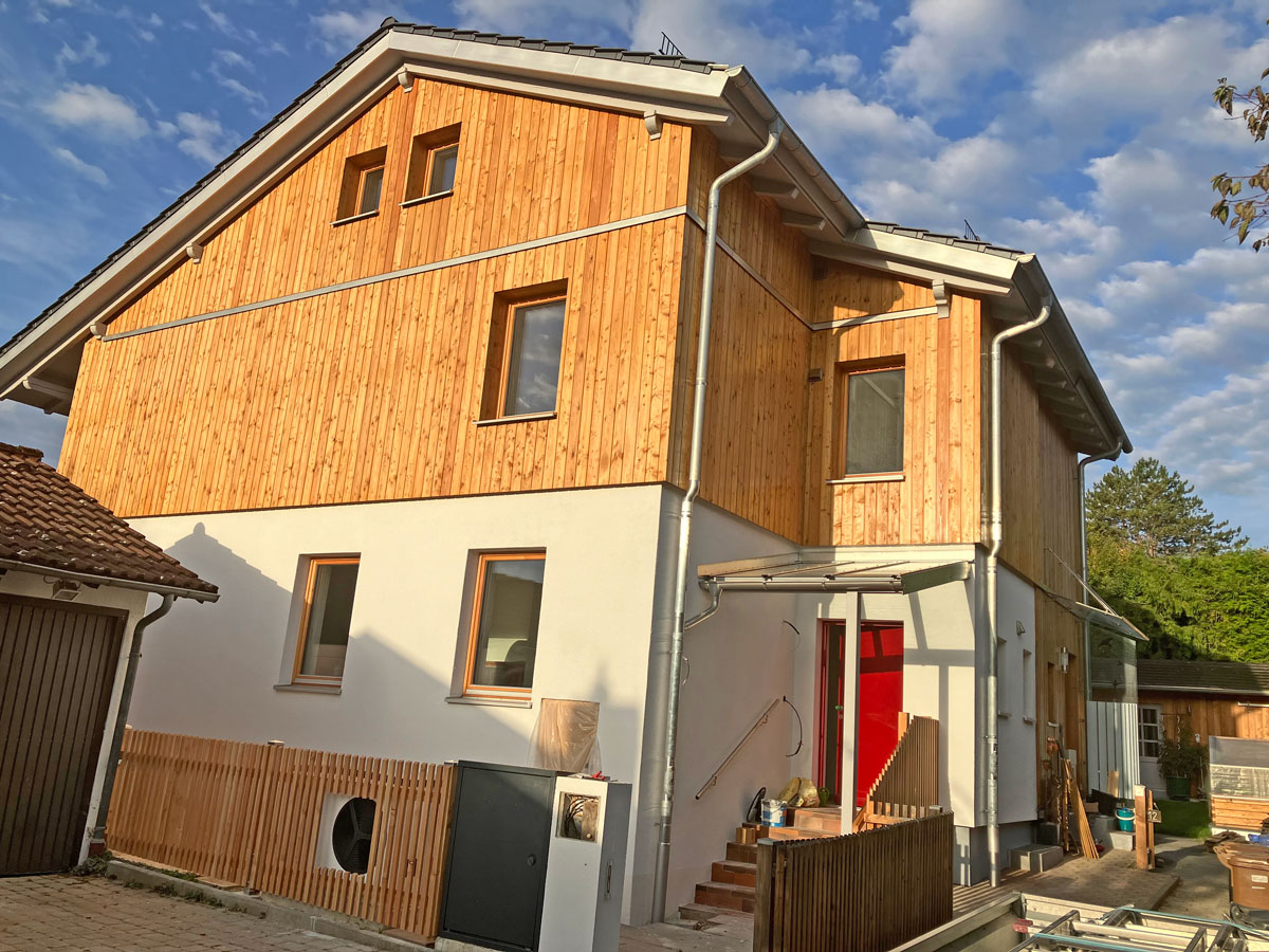Holzverschalung-mit-Eingangsdachglas