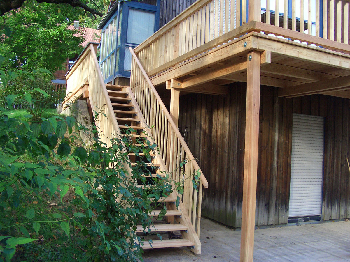 Lärchenholz-Balkon-mit-Treppe-2