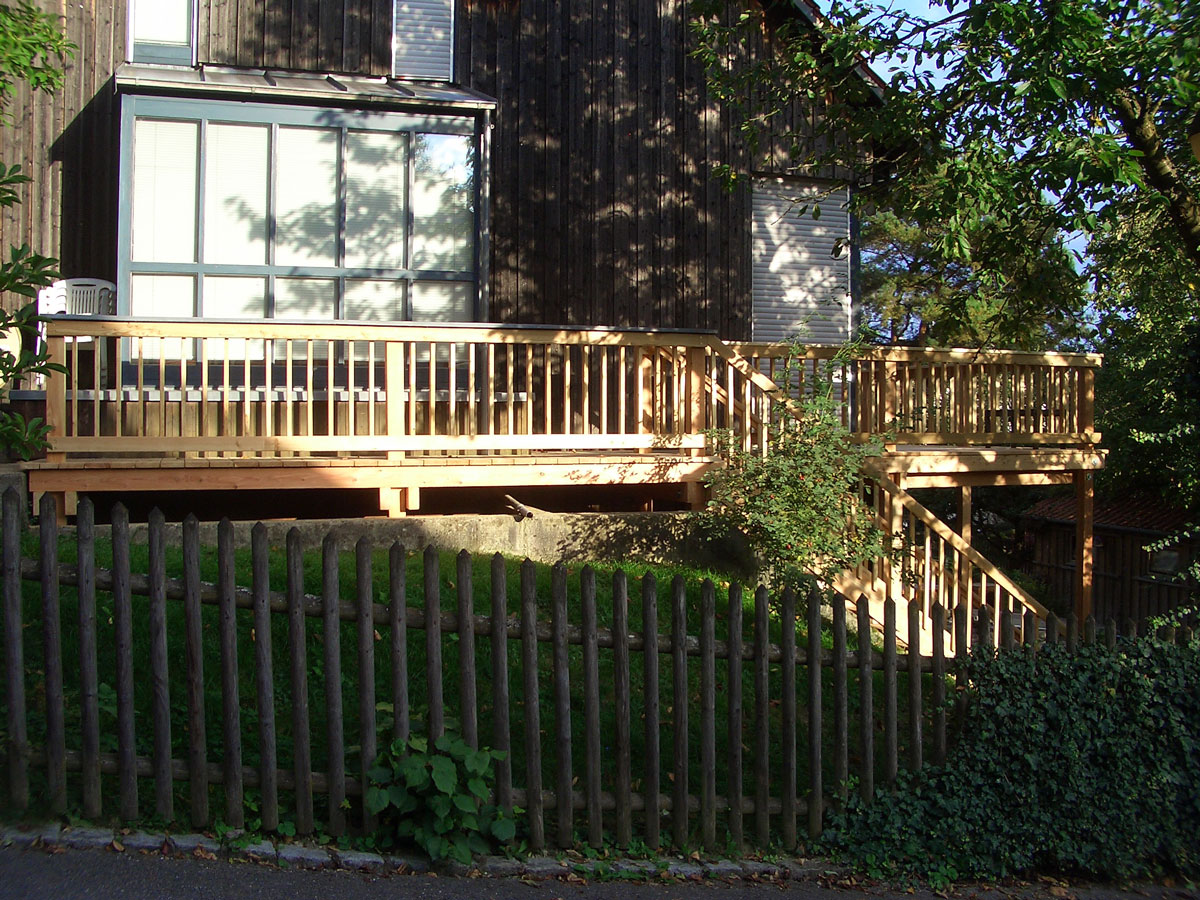 Lärchenholz-Balkon-mit-Treppe-3